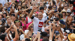 Kelly Slater surfe la bonne vague