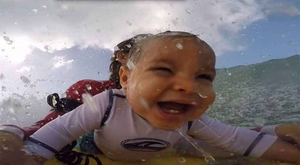 Vidéo : à 9 mois, il surfe sa première vague