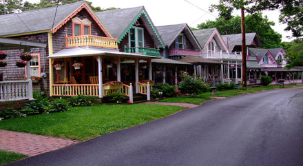Oak Bluffs, érigé en 1835, vaut la visite. Ce petit village est réputé pour ses maisons de pain d'épice décorées et colorées appelées «Gingerbread Cottages ». Oak Bluffs, érigé en 1835, vaut la visite. Ce petit village est réputé pour ses maisons de pain d'épice décorées et colorées appelées «Gingerbread Cottages ».