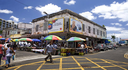 Le marché de Port Louis, typique.