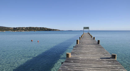 Santa Giulia, plus « show off » que Palombaggia, est une réelle invitation à la détente et aux sports nautiques.