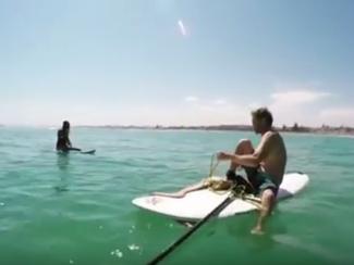 Un calmar géant attaque une planche de paddle