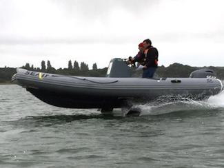 SEAir fait voler un bateau semi-rigide à foils