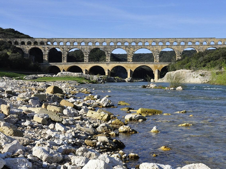Le Pont du Gard enjambe le Gardon Le Pont du Gard enjambe le Gardon