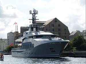 Un yacht de 70m dans le Golfe du Morbihan suscite la curiosité