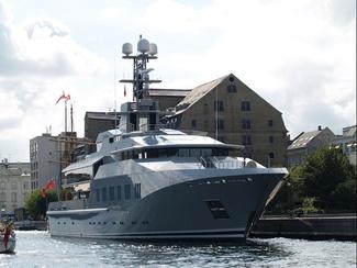 Un yacht de 70m dans le Golfe du Morbihan...