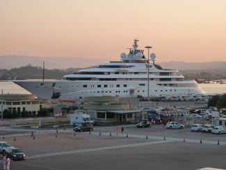 Le Topaz, méga yacht à louer !