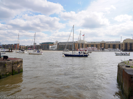 Bateaux au mouillage devant l'entrée de St Katharine Docks