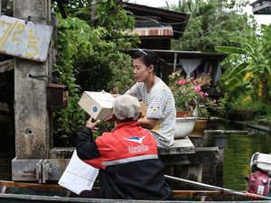En Thaïlande, les derniers postiers à bateau