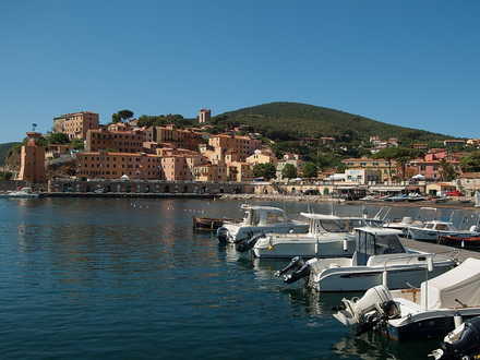 Un temps dominée par les Romains, la ville a conservé son charme hérité de l'époque à laquelle la famille des Médicis y fit construire une forteresse.