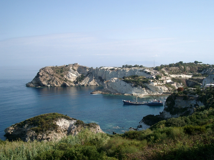 Ponza, c'est également un mélange de petites criques romantiques idéales pour jeter l'ancre, de paysages composés de collines et de roches et un village. Nautisme Article