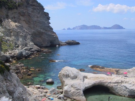 Ponza est entourée de plages rocheuses et sableuses, dont la plage de sable de Chiaia di Luna, celle de Lucia Rosa, idéale pour admirer le coucher de soleil. Nautisme Article