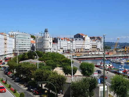 Ruelles pavées de grandes dalles anciennes, maisons de pierres taillées, bodegas sans chichis fréquentées par les locaux, la ville ancienne débouche sur la ville plus récente, qui n'est pas sans charme.