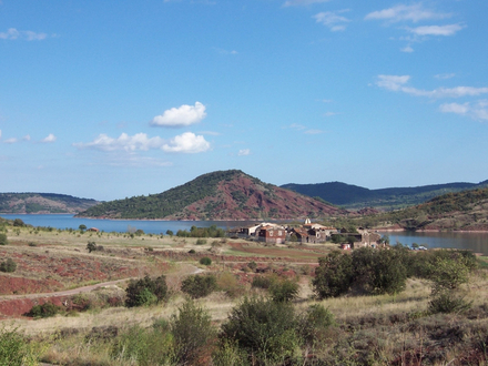 Village de Celles au bord du lac