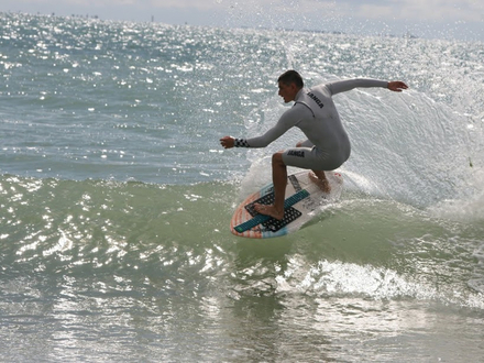 Beryl Besseau, premier de la 1ère étape Coupe de France de skimboard