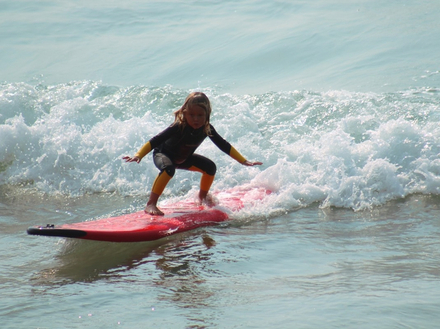 Les enfants aussi peuvent s'initier au skimboard
