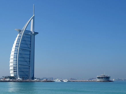 A faire : découvrir la structure en forme de voile de l'hôtel Burj Al Arab, l'hôtel le plus luxueux du monde. A faire : découvrir la structure en forme de voile de l'hôtel Burj Al Arab, l'hôtel le plus luxueux du monde.
