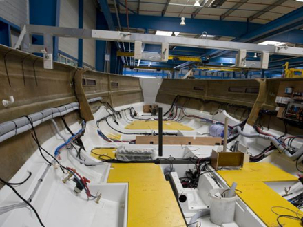 L'Oceanis est en fibre de verre/polyester, structure contremoulée