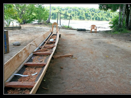 La pirogue est constituée d'un tronc creusé, et réhaussé par des planches
