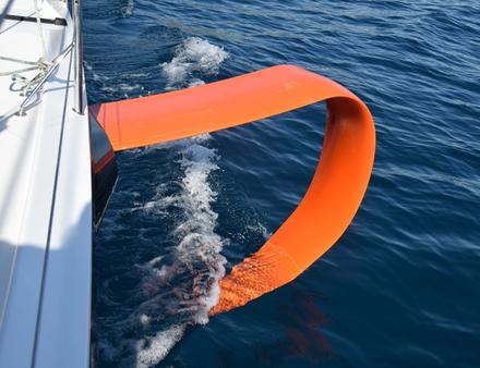 En cas de problème, par exemple la cassure d'un foil, il n'y a pas d'entrée d'eau et le bateau peut continuer à naviguer. Nautisme Article