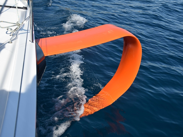 En cas de problème, par exemple la cassure d'un foil, il n'y a pas d'entrée d'eau et le bateau peut continuer à naviguer. Nautisme Article
