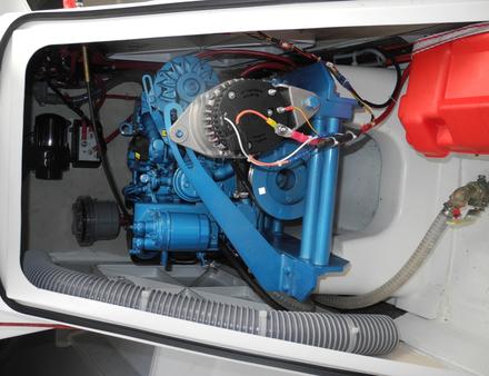 Le moteur est un 20 ch Nanni Diesel en ligne d'arbre équipé de deux alternateurs. Nautisme Article