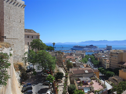 Se promener dans les rues et ruelles des quartiers de Villanova, Stampace et Marina pour découvrir son âme typiquement sarde et ses monuments. Se promener dans les rues et ruelles des quartiers de Villanova, Stampace et Marina pour découvrir son âme typiquement sarde et ses monuments.