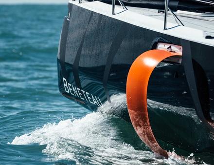 Les foils bien qu'étant des appendices qui semblent vulnérables en cas de ruptures, se rentrent dans la partie haute de la coque bien au-dessus de la flottaison Nautisme Article