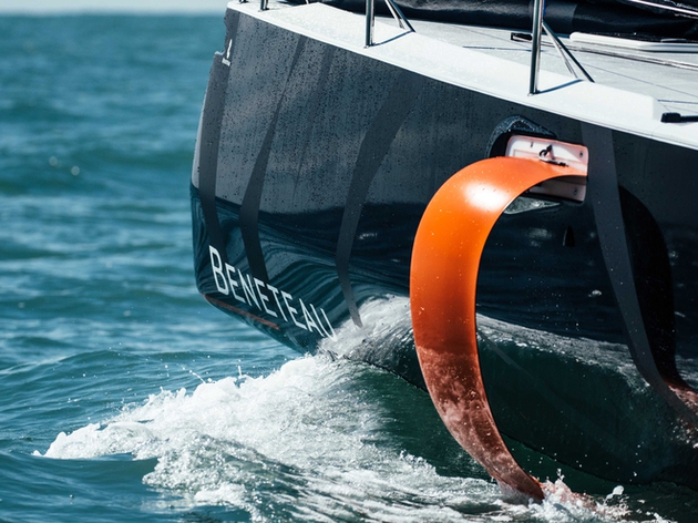 Les foils bien qu'étant des appendices qui semblent vulnérables en cas de ruptures, se rentrent dans la partie haute de la coque bien au-dessus de la flottaison Nautisme Article