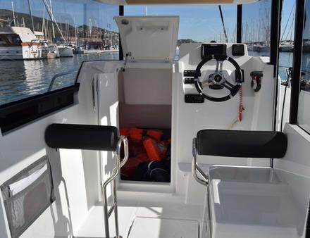 Situé à tribord, le poste de pilotage est équipé en standard d?un leaning-post avec coussin. Nautisme Article