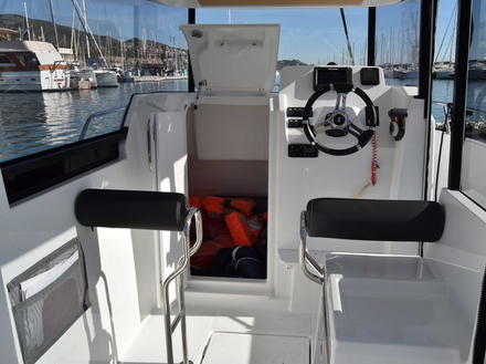Situé à tribord, le poste de pilotage est équipé en standard d?un leaning-post avec coussin. Nautisme Article