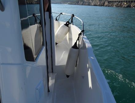 Côté tribord, un profond passavant permet d'accéder à la proue en toute sécurité Nautisme Article