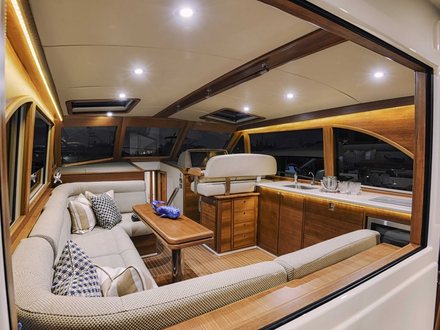 Le carré principal du Eastbay est très spacieux et confortable avec toujours beaucoup de boiseries. Le carré principal du Eastbay est très spacieux et confortable avec toujours beaucoup de boiseries.