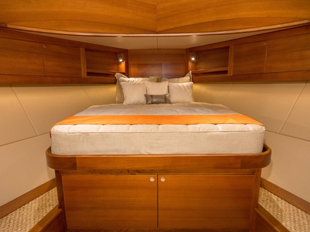A la proue, on retrouve une cabine propriétaire décorée dans un style classique. Nautisme Article