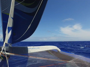 Tour du monde en solitaire : Gabart bat le record sur 24 heures et franchit les 800 milles