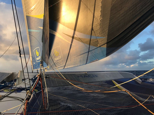 Record tour du monde solitaire : plus de 2 jours d'avance pour Gabart et un exploit au cap de Bonne-Espérance