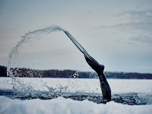 Suivez cette championne de plongée en apnée sous glace