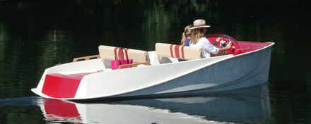 Le bateau électrique Derby 4.30 imaginé par Tecla permet d'accueillir cinq personnes Le bateau électrique Derby 4.30 imaginé par Tecla permet d'accueillir cinq personnes