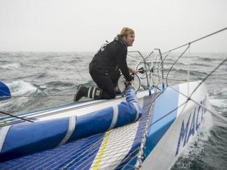 Tour du monde solitaire : Gabart a passé le...