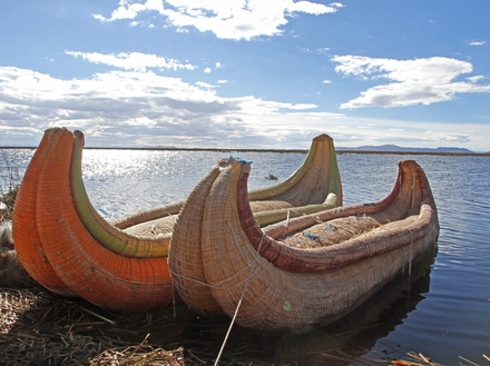 Au bord du lac, on découvre le mode de vie des communautés lacustres