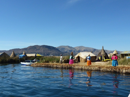 Sur les rives, on découvre les anciennes traditions des Uros