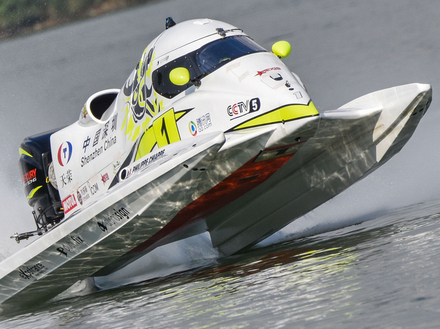 Ces catamarans ultra-légers peuvent atteindre les 100 km/h en quatre secondes et flirter avec les 220 km/h en ligne droite ! Ici le catamaran de Philippe Chiappe (France). Ces catamarans ultra-légers peuvent atteindre les 100 km/h en quatre secondes et flirter avec les 220 km/h en ligne droite ! Ici le catamaran de Philippe Chiappe (France).