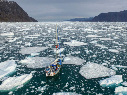 Le voilier Maewan, au coeur des glaciers du Grand Nord