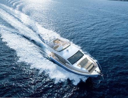 Le F430 est proposée en version deux ou trois cabines avec un lit « queensize ». Nautisme Article