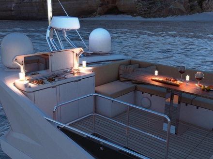 Dans le prolongement du cockpit, on retrouve un « wet-bar » avec barbecue, évier et planche à découper... Nautisme Article