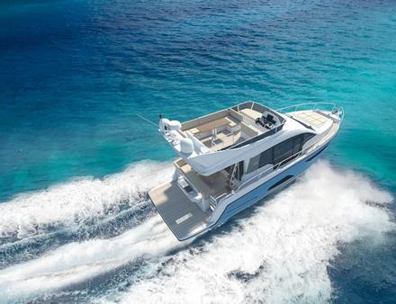 Le flybridge se veut exemplaire en terme d'espace avec une superficie de 14m2 digne d'un 50 pieds. Nautisme Article