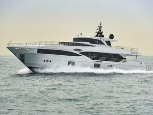 Le superyacht Majesty 100 à Düsseldorf