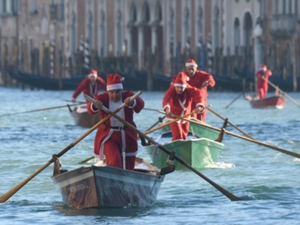 Régate de Pères Noël sur le Grand Canal de Venise