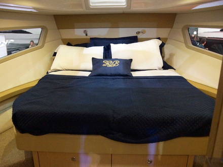 Le Monaco 110 offre deux cabines indépendantes en contrebas dont une à l'avant avec une couchette double, et une salle de bain également bien équipée.