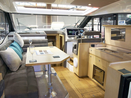 Le carré offre un salon lumineux et aéré avec de vastes ouvertures, sans oublier une porte coulissante adjacente qui permet de rejoindre l'extérieur. Le carré offre un salon lumineux et aéré avec de vastes ouvertures, sans oublier une porte coulissante adjacente qui permet de rejoindre l'extérieur.